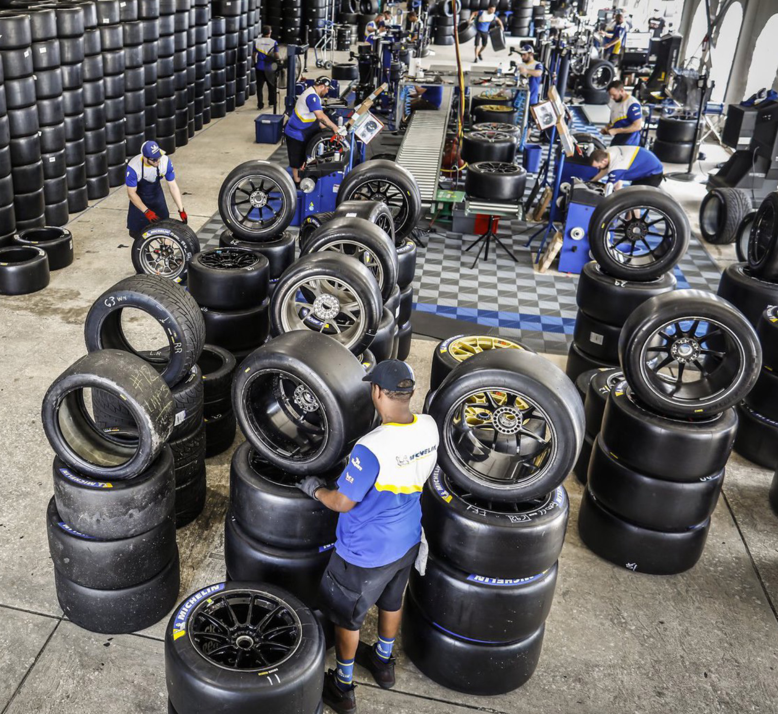 Tire workshop overhad image